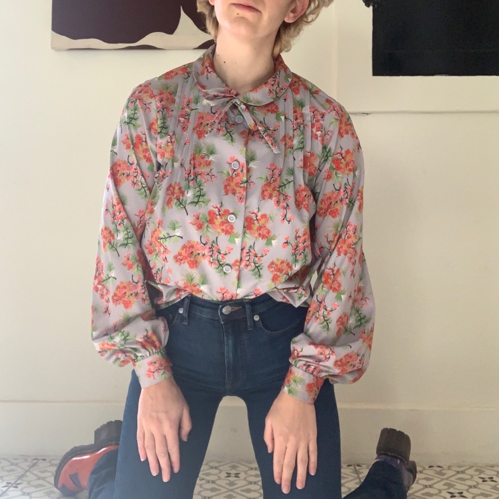 Vintage blouse with Peter Pan collar and neck tie